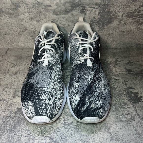 Nike Roshe Run Running Shoes 844958-101 Womens sz 10 - black/white - Picture 2 of 6